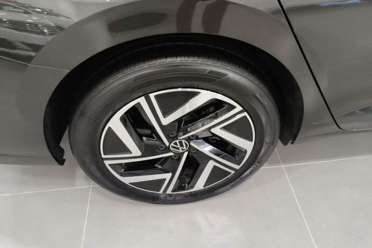 Used Volkswagen Sagitar 2023 300TSI DSG Excellence Edition Right Rear Wheel Hub