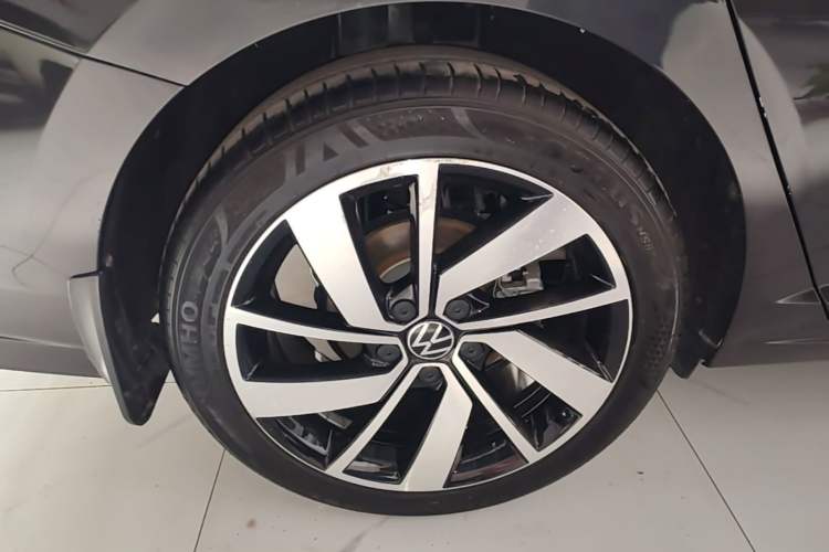 Used Volkswagen Sagitar 2023 300TSI DSG Excellence Edition Right Rear Wheel Hub