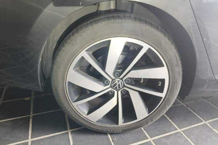 Used Volkswagen Sagitar 2023 300TSI DSG Excellence Edition Right Rear Wheel Hub
