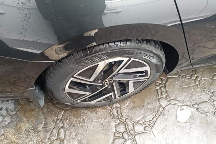 Used Volkswagen Sagitar 2023 300TSI DSG Excellence Edition Right Rear Wheel Hub