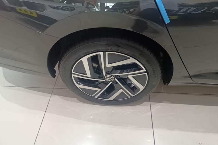 Used Volkswagen Sagitar 2023 300TSI DSG Excellence Edition Right Rear Wheel Hub