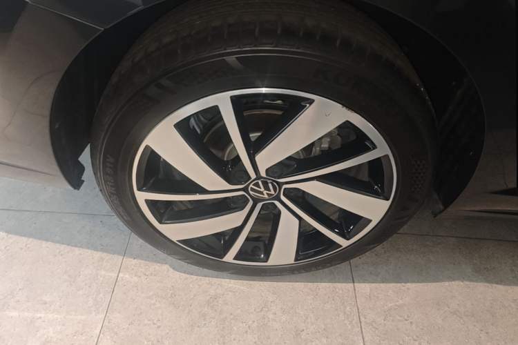 Used Volkswagen Sagitar 2023 300TSI DSG Excellence Edition Right Rear Wheel Hub