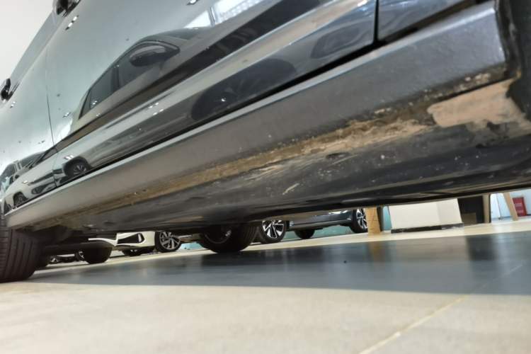 Used Volkswagen Sagitar 2023 300TSI DSG Excellence Edition Right Side Sill