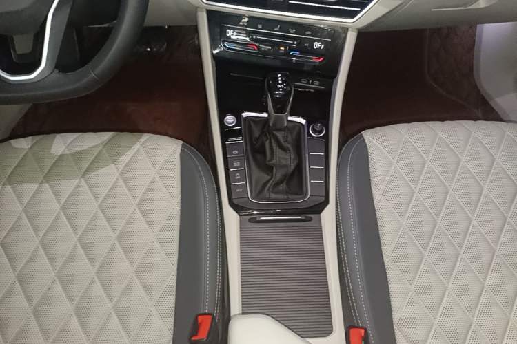 Used Volkswagen Sagitar 2023 280TSI DSG Excellence Plus Edition Gear Lever