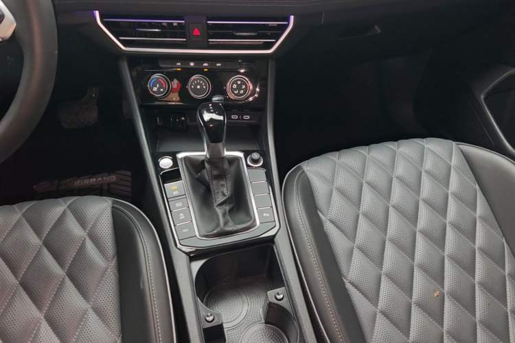 Used Volkswagen Sagitar 2023 300TSI DSG Excellence Edition Gear Lever