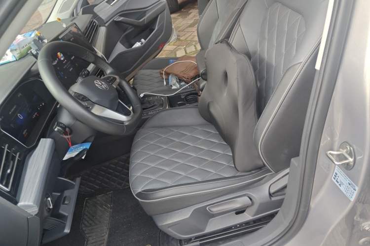 Used Volkswagen Sagitar 2023 300TSI DSG Excellence Edition Left Front Seat