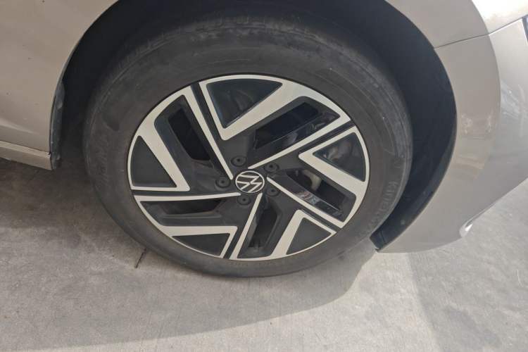 Used Volkswagen Sagitar 2023 300TSI DSG Excellence Edition Right Front Wheel Hub