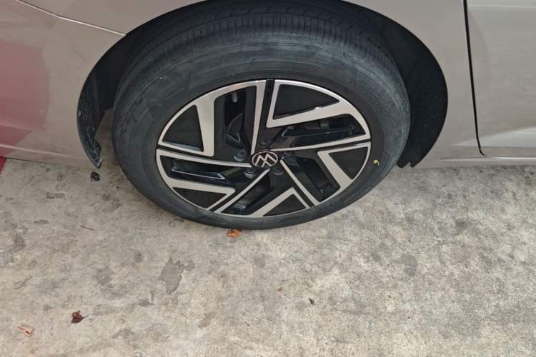 Used Volkswagen Sagitar 2023 300TSI DSG Excellence Edition Right Rear Wheel Hub