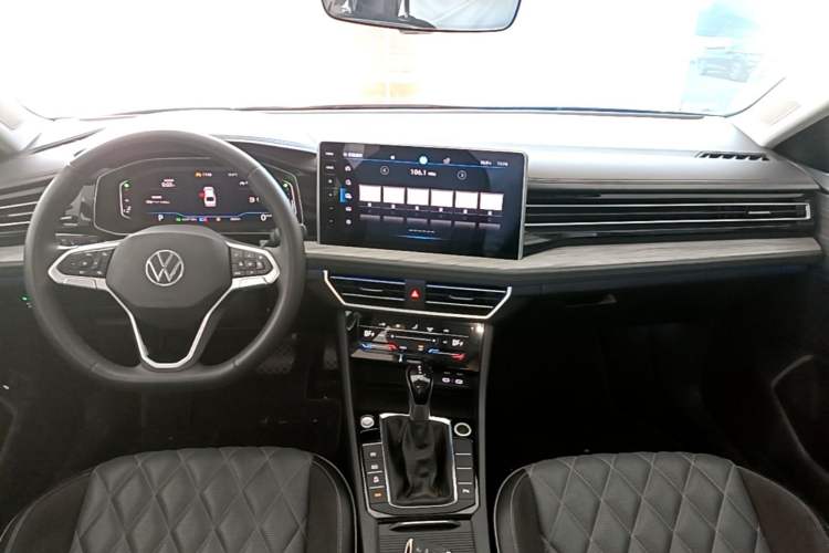 Used Volkswagen Sagitar 2023 300TSI DSG Excellence Edition Center Console