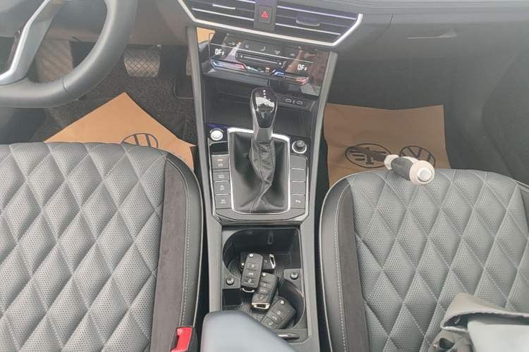 Used Volkswagen Sagitar 2023 300TSI DSG Excellence Edition Gear Lever