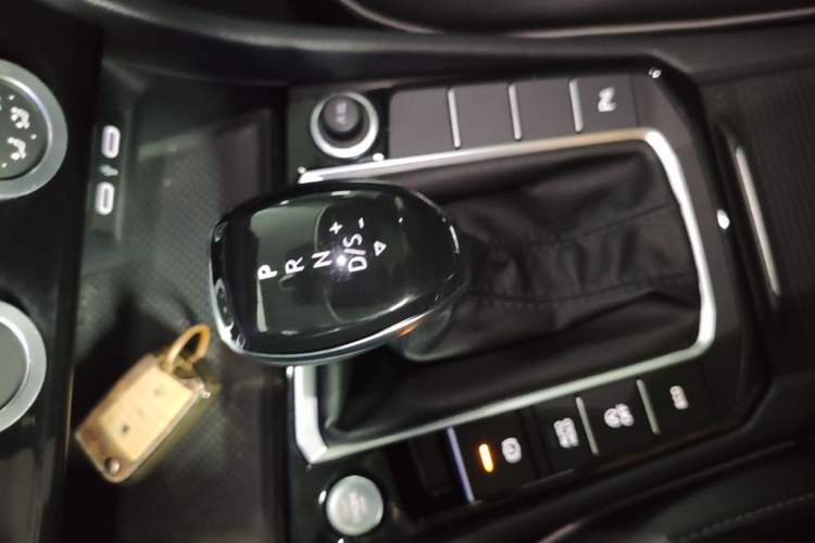 Used Volkswagen Sagitar 2023 300TSI DSG Excellence Edition Gear Lever