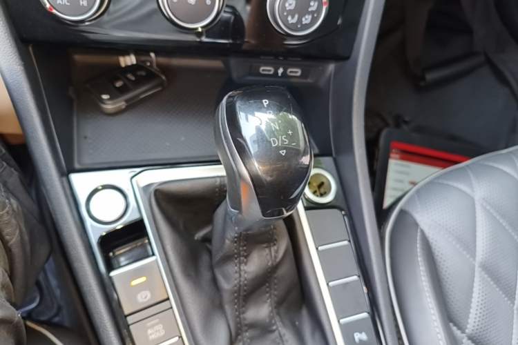 Used Volkswagen Sagitar 2023 300TSI DSG Excellence Edition Gear Lever