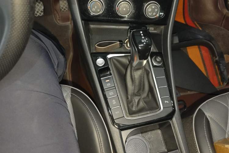 Used Volkswagen Sagitar 2023 300TSI DSG Excellence Edition Gear Lever