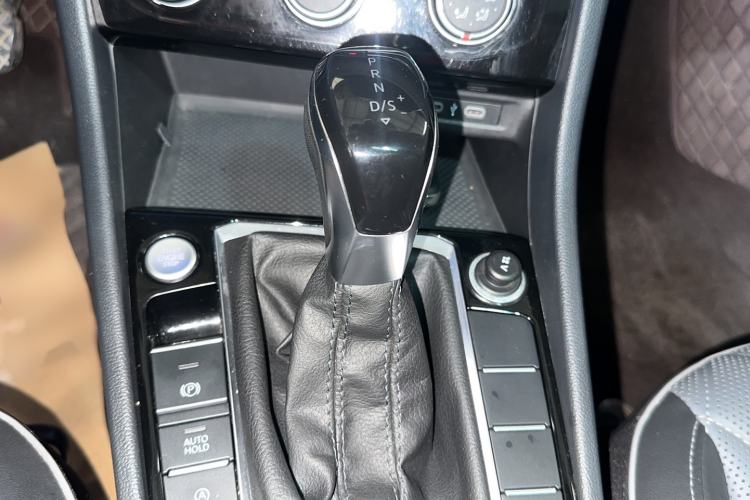 Used Volkswagen Sagitar 2023 300TSI DSG Excellence Edition Gear Lever