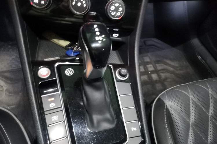 Used Volkswagen Sagitar 2023 300TSI DSG Excellence Edition Gear Lever