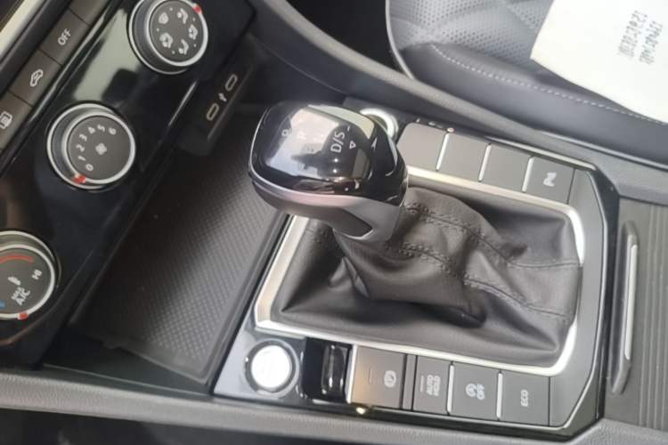 Used Volkswagen Sagitar 2023 300TSI DSG Excellence Edition Gear Lever