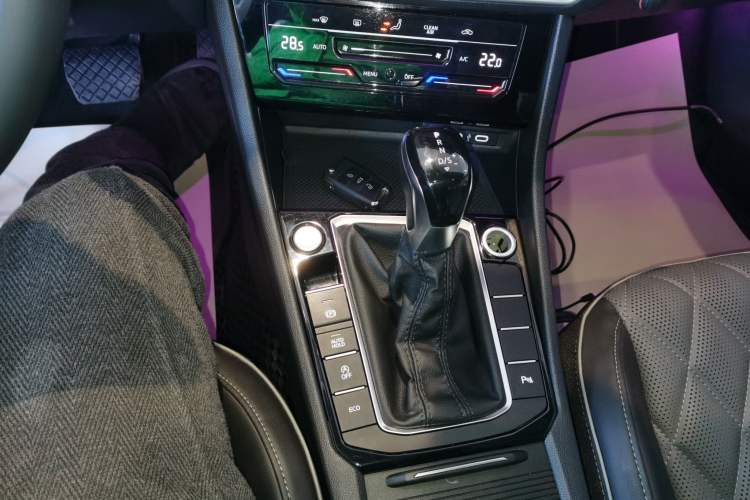 Used Volkswagen Sagitar 2023 280TSI DSG Excellence Edition Gear Lever
