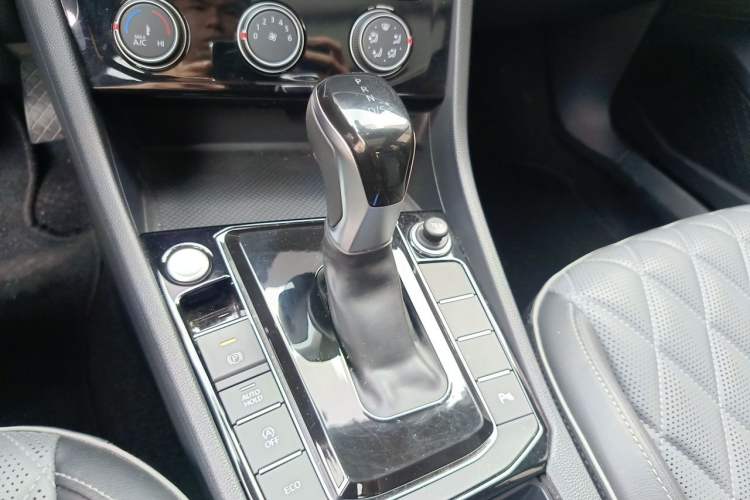 Used Volkswagen Sagitar 2023 300TSI DSG Excellence Edition Gear Lever