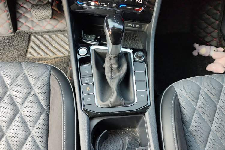 Used Volkswagen Sagitar 2023 300TSI DSG Excellence Edition Gear Lever