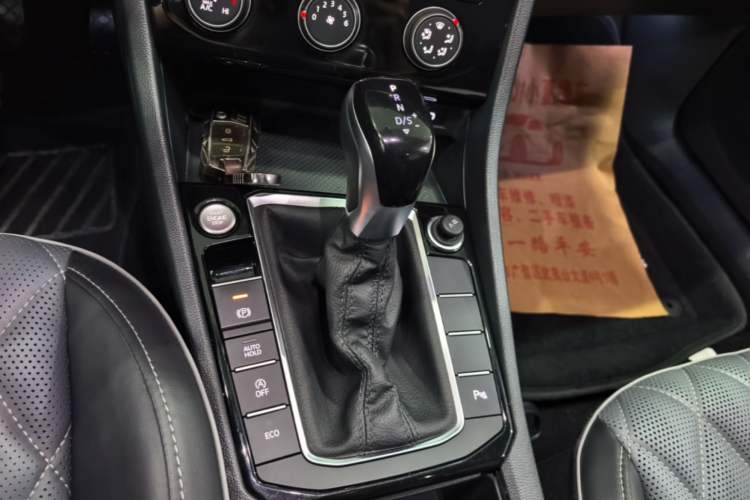 Used Volkswagen Sagitar 2023 300TSI DSG Excellence Edition Gear Lever