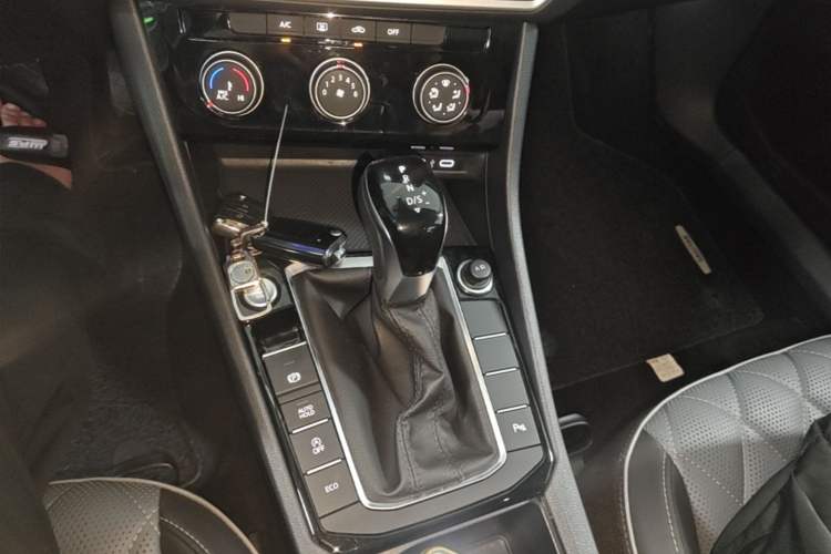 Used Volkswagen Sagitar 2023 300TSI DSG Excellence Edition Gear Lever