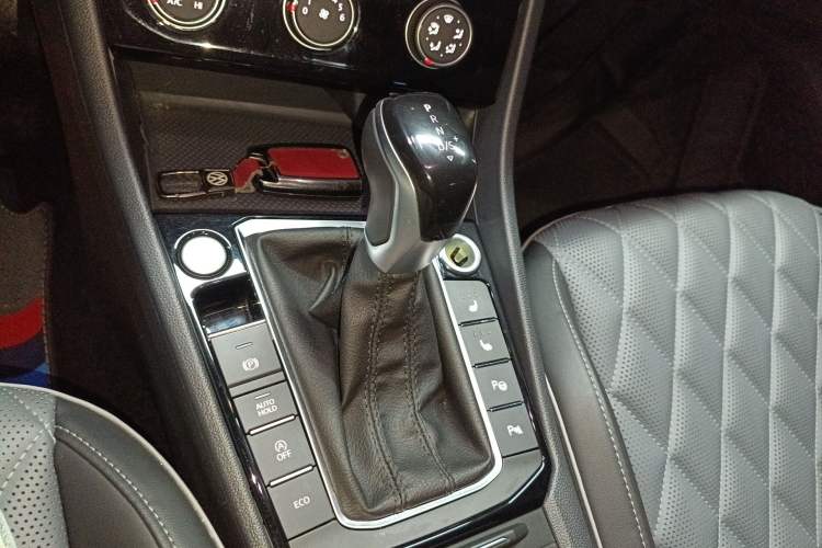Used Volkswagen Sagitar 2023 300TSI DSG Excellence Edition Gear Lever