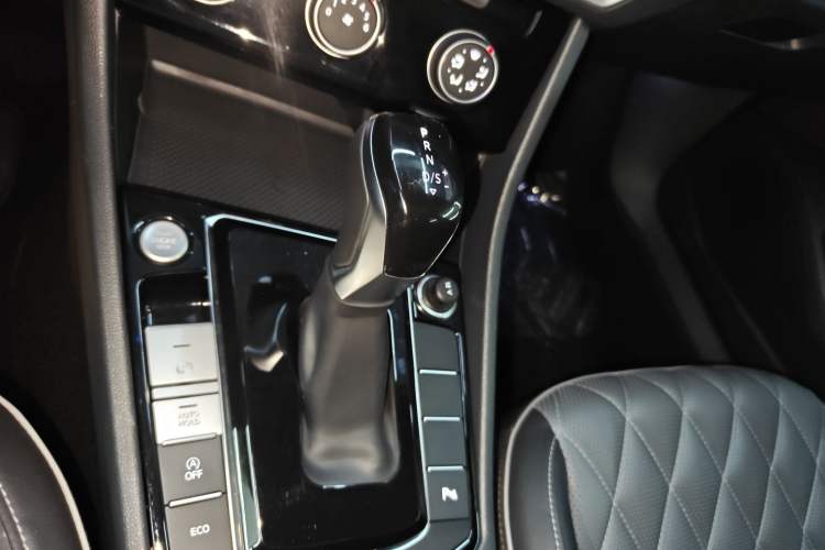 Used Volkswagen Sagitar 2023 300TSI DSG Excellence Edition Gear Lever