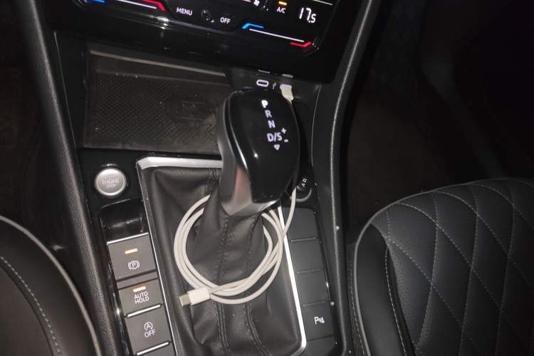 Used Volkswagen Sagitar 2023 300TSI DSG Excellence Edition Gear Lever