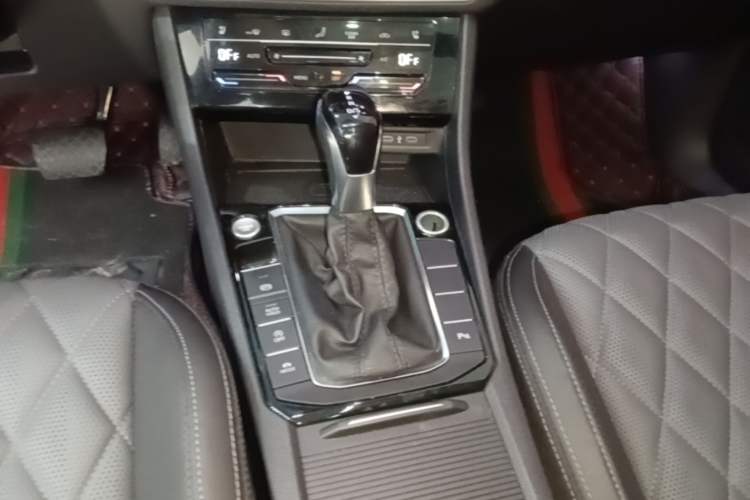Used Volkswagen Sagitar 2023 300TSI DSG Excellence Edition Gear Lever