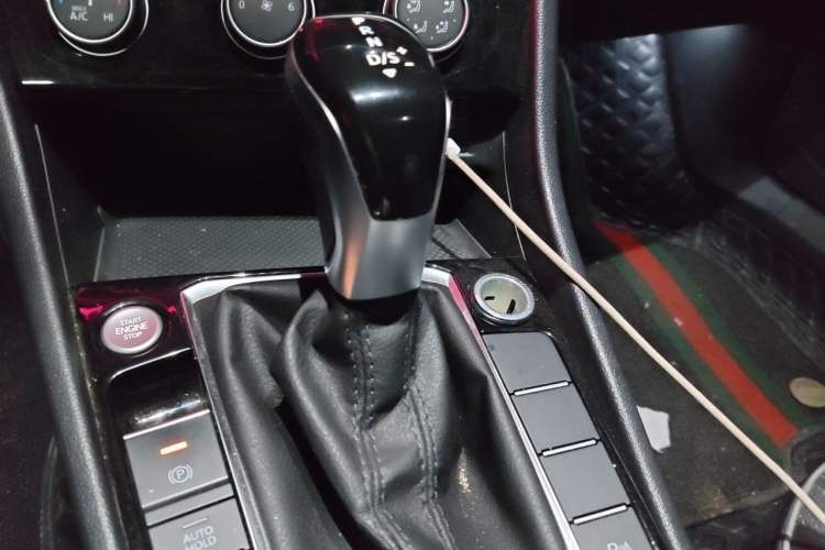 Used Volkswagen Sagitar 2023 300TSI DSG Excellence Edition Gear Lever