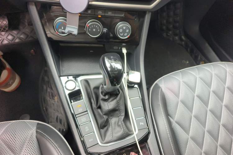 Used Volkswagen Sagitar 2023 300TSI DSG Excellence Edition Gear Lever