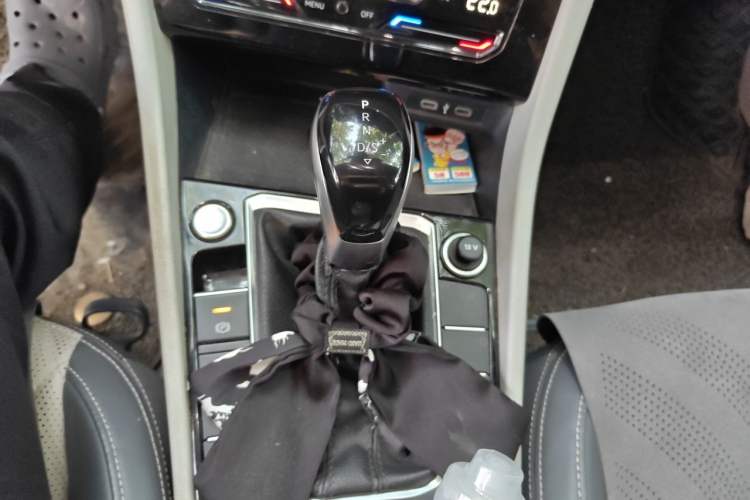 Used Volkswagen Sagitar 2023 280TSI DSG Excellence Plus Edition Gear Lever