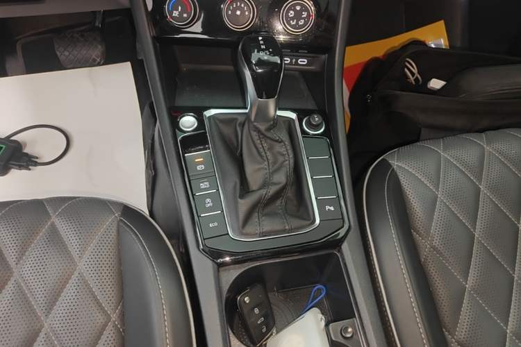 Used Volkswagen Sagitar 2023 300TSI DSG Excellence Edition Gear Lever