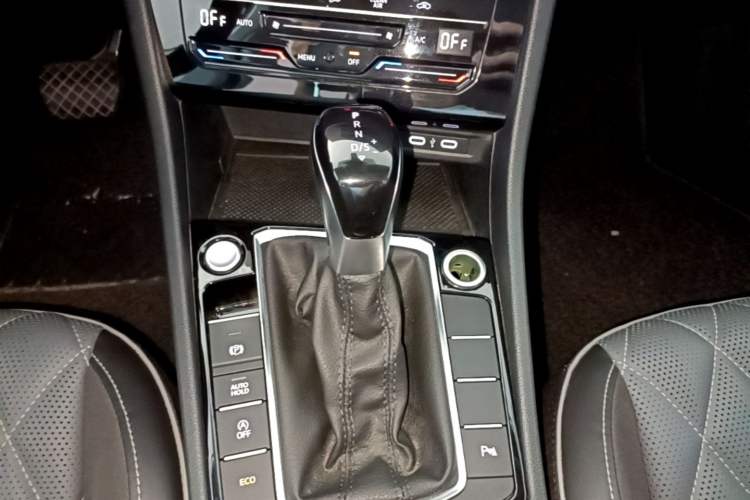 Used Volkswagen Sagitar 2023 300TSI DSG Excellence Edition Gear Lever
