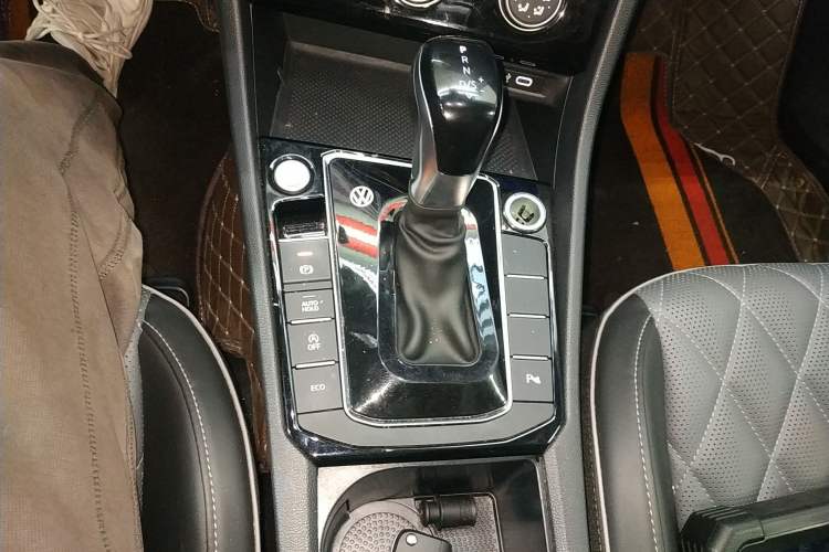 Used Volkswagen Sagitar 2023 300TSI DSG Excellence Edition Gear Lever