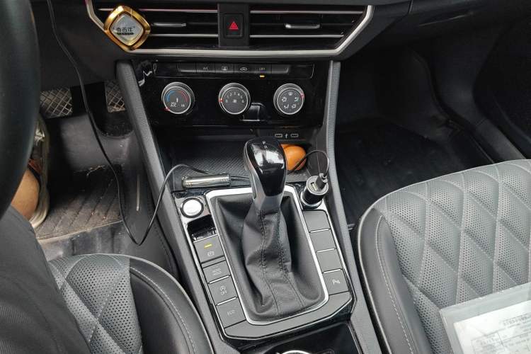 Used Volkswagen Sagitar 2023 300TSI DSG Excellence Edition Gear Lever
