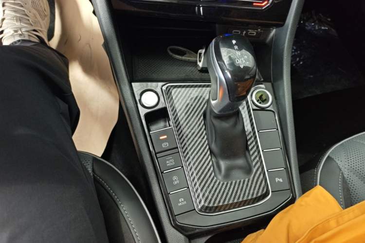 Used Volkswagen Sagitar 2023 300TSI DSG Excellence Edition Gear Lever
