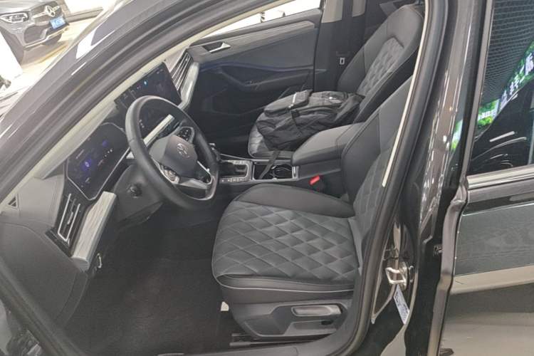 Used Volkswagen Sagitar 2023 300TSI DSG Excellence Edition Left Front Seat