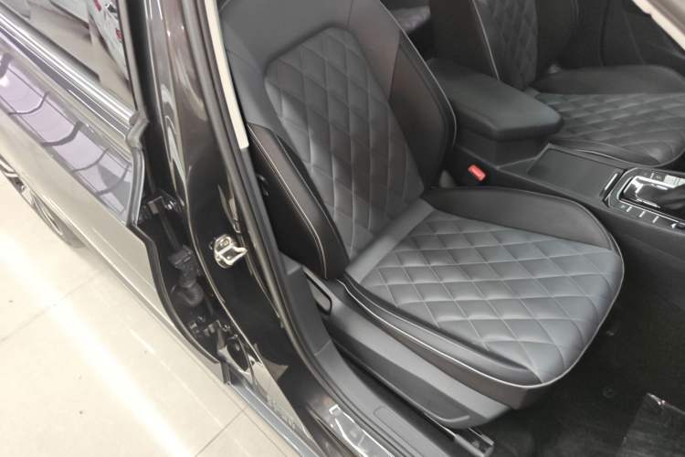 Used Volkswagen Sagitar 2023 300TSI DSG Excellence Edition Right Front Seat
