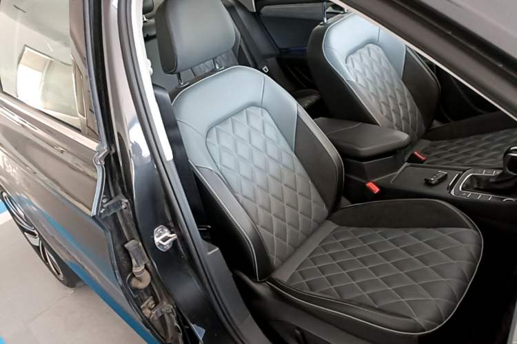 Used Volkswagen Sagitar 2023 300TSI DSG Excellence Edition Right Front Seat