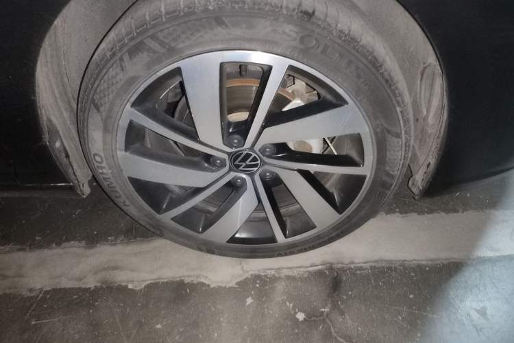 Used Volkswagen Sagitar 2023 300TSI DSG Excellence Edition Right Front Wheel Hub