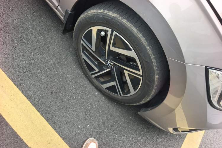 Used Volkswagen Sagitar 2023 300TSI DSG Excellence Edition Right Front Wheel Hub