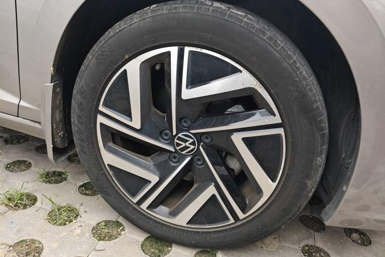Used Volkswagen Sagitar 2023 300TSI DSG Excellence Edition Right Front Wheel Hub