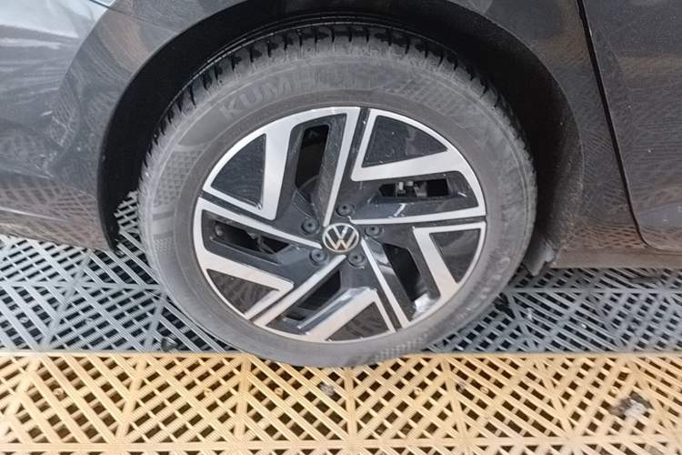 Used Volkswagen Sagitar 2023 300TSI DSG Excellence Edition Right Rear Wheel Hub
