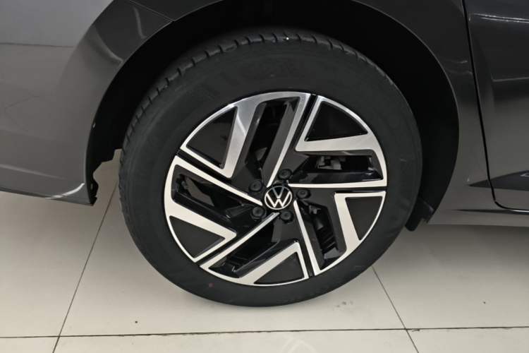 Used Volkswagen Sagitar 2023 300TSI DSG Excellence Edition Right Rear Wheel Hub