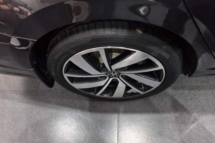 Used Volkswagen Sagitar 2023 300TSI DSG Excellence Edition Right Rear Wheel Hub