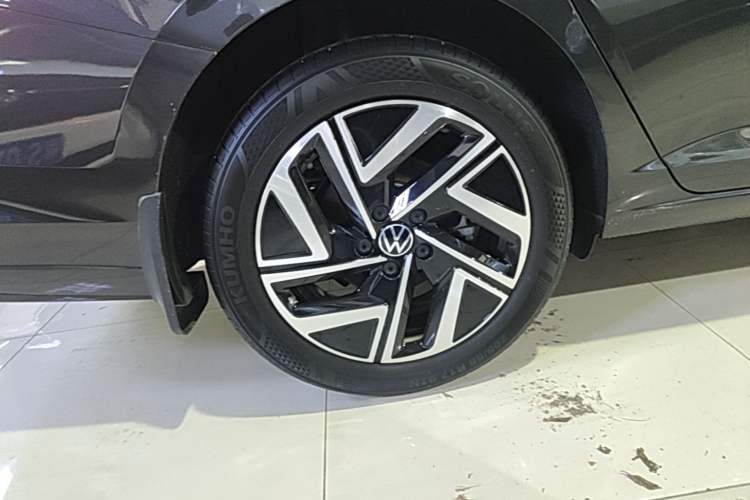 Used Volkswagen Sagitar 2023 300TSI DSG Excellence Edition Right Rear Wheel Hub