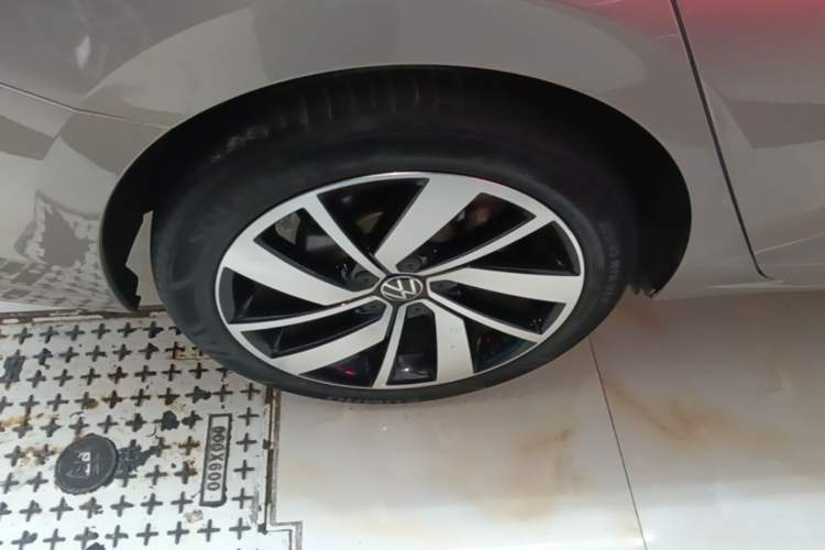 Used Volkswagen Sagitar 2023 300TSI DSG Excellence Edition Right Rear Wheel Hub