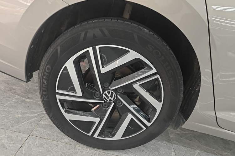Used Volkswagen Sagitar 2023 300TSI DSG Excellence Edition Right Rear Wheel Hub