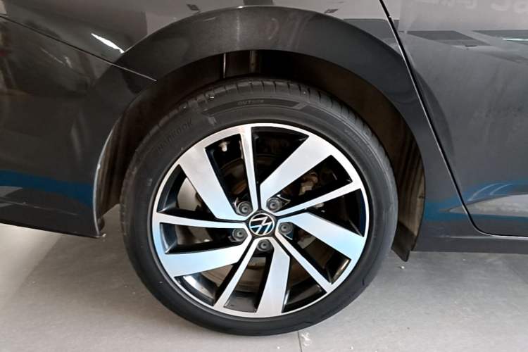 Used Volkswagen Sagitar 2023 300TSI DSG Excellence Edition Right Rear Wheel Hub